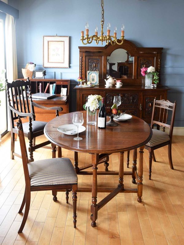 彫刻が美しいライティングビューロー、 英国アンティークの収納付き