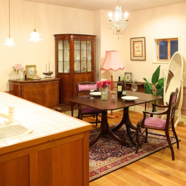 アンティークの伸長式ダイニングテーブル、イギリスで見つけた