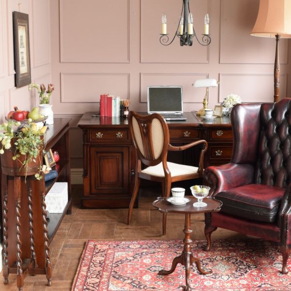 英国から届いたアンティークのティーテーブル、4本脚のワインテーブル