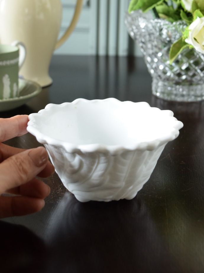 アンティークのミルクガラスの食器、型押しの模様が美しい白いガラスの