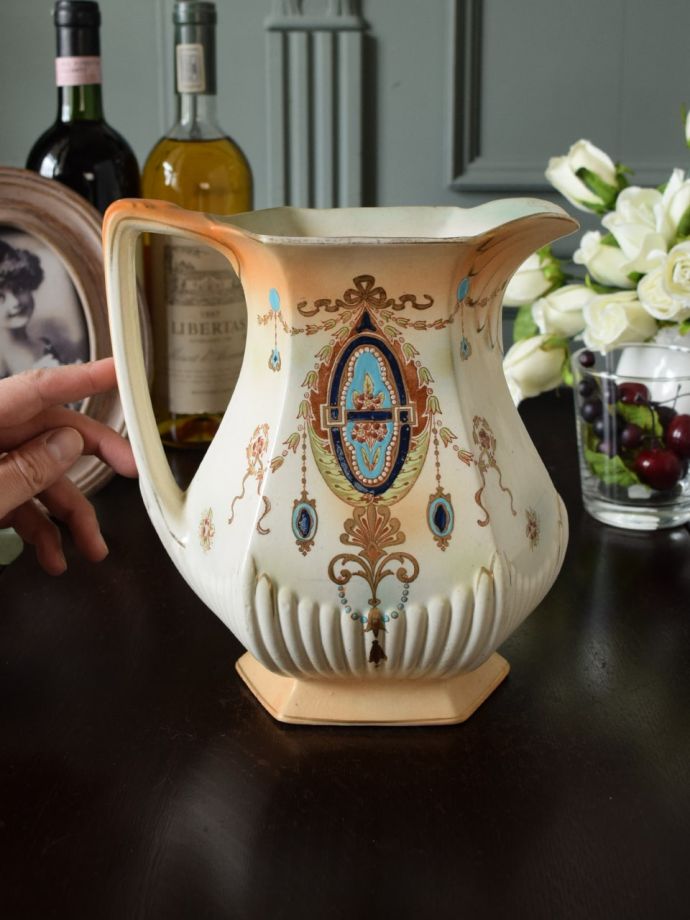 英国で見つけたアンティークのジャグ、ロマンチックな柄が美しい陶磁器