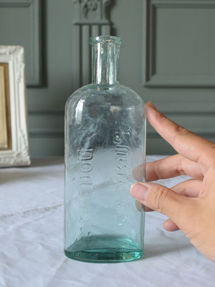 アンティークのおしゃれなガラスボトル、エンボス入りのガラス瓶