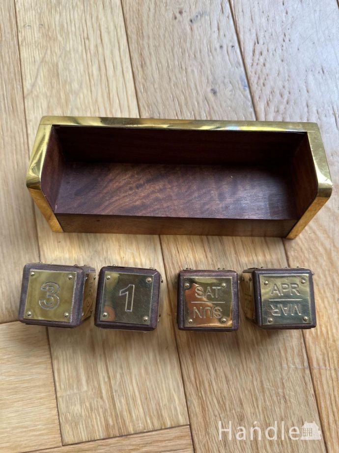 アンティーク調のおしゃれなカレンダー、天然木×真鍮の卓上カレンダー