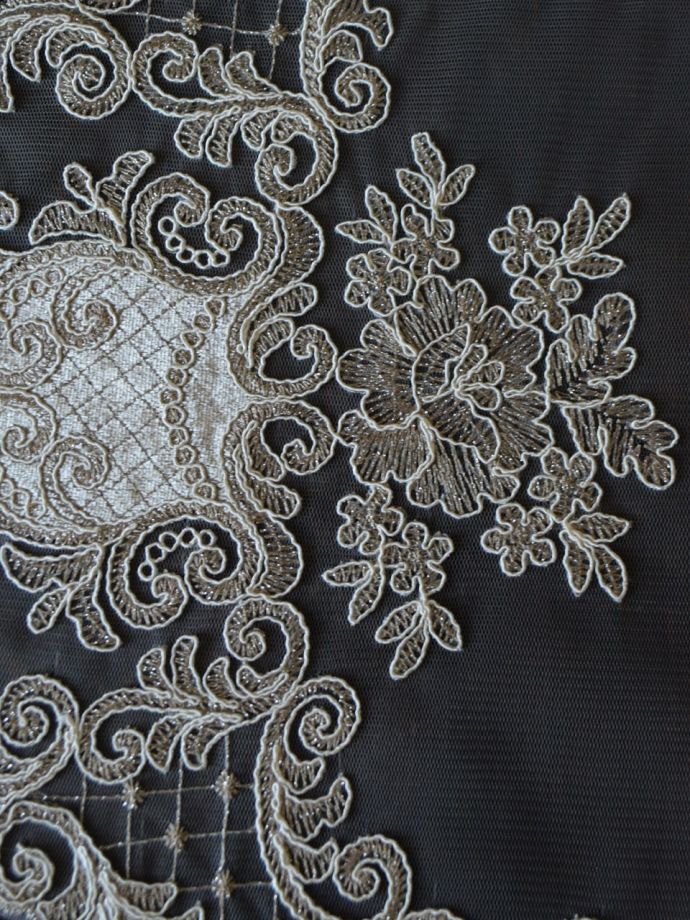 フレンチアンティーク調のドイリー、優雅なかたちの美しいレース