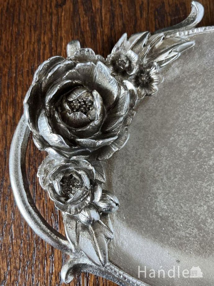 フレンチシックなアンティーク調のトレイ、薔薇のモチーフが豪華な