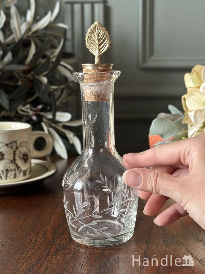 アンティーク風のおしゃれなガラス雑貨・ガラスボトル(リーフキャップ