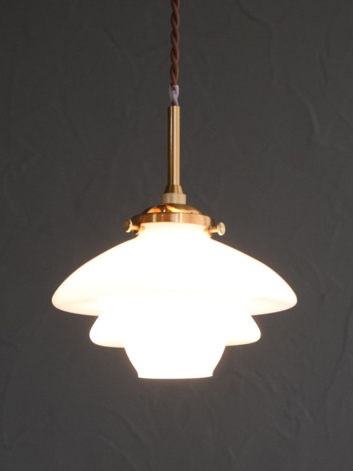 北欧スタイルの暮らしを彩る照明、ホワイトのおしゃれなペンダント