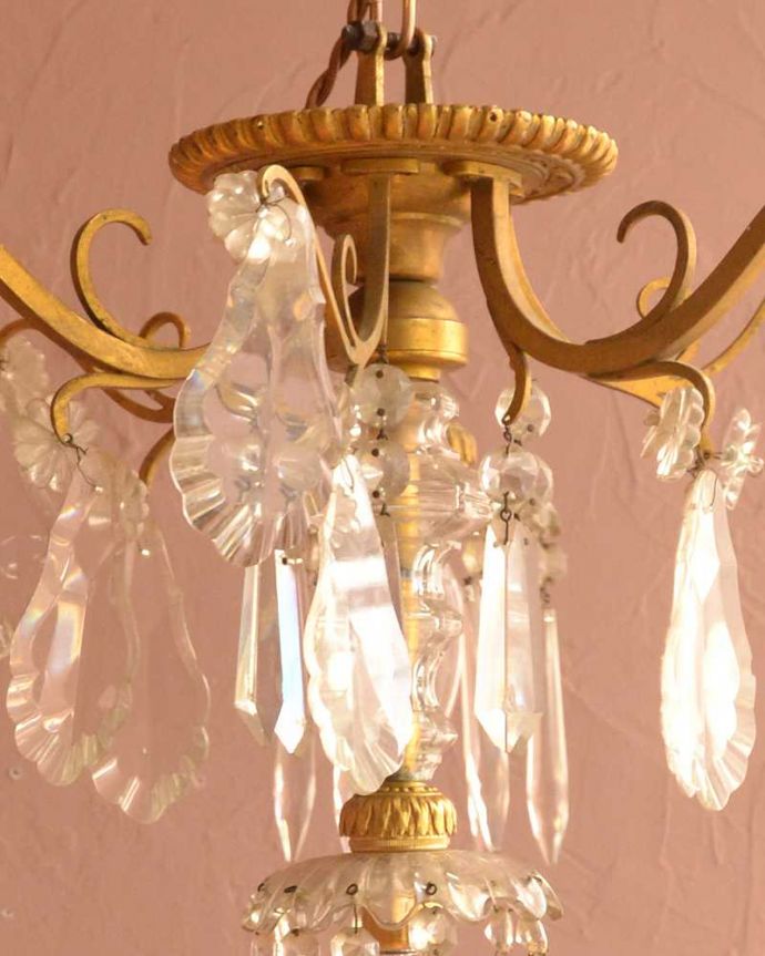フランスで見つけたガラスが輝くアンティークシャンデリア（4灯