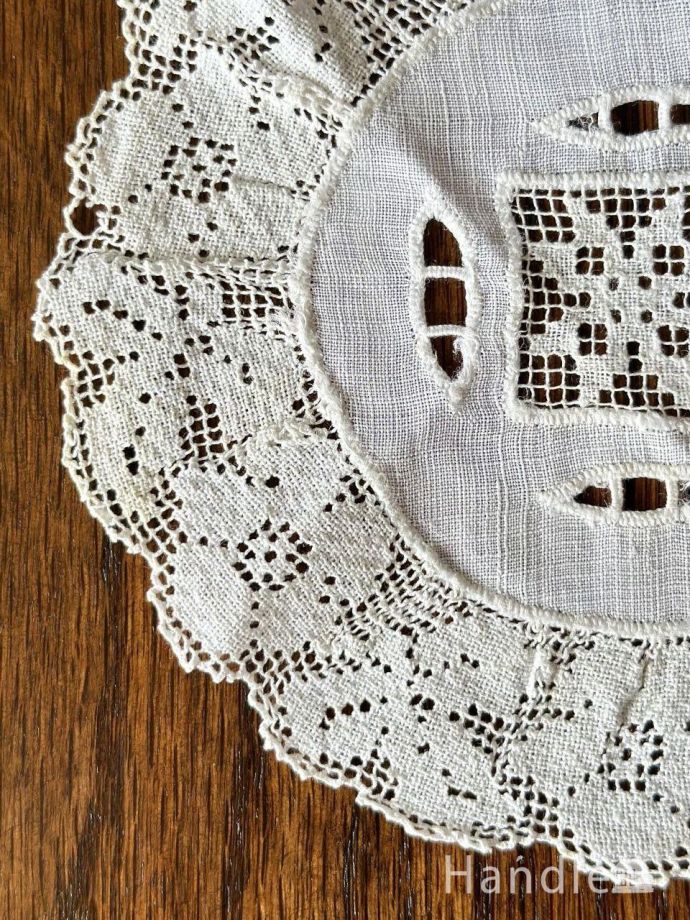 フランスから届いたアンティークのドイリー、フィレレースの