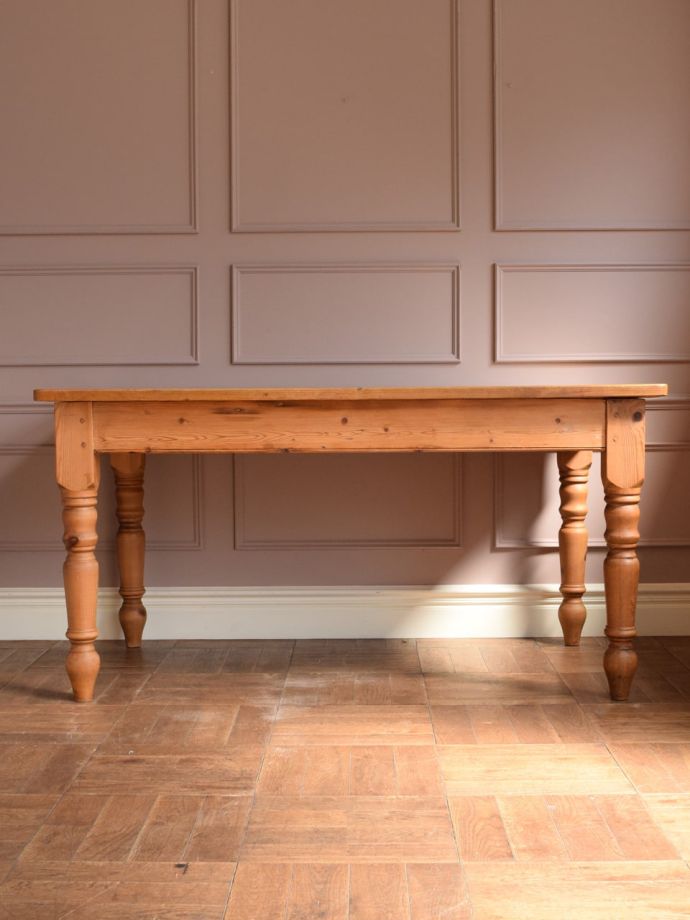 イギリスから届いたアンティークのおしゃれなテーブル、オールドパイン