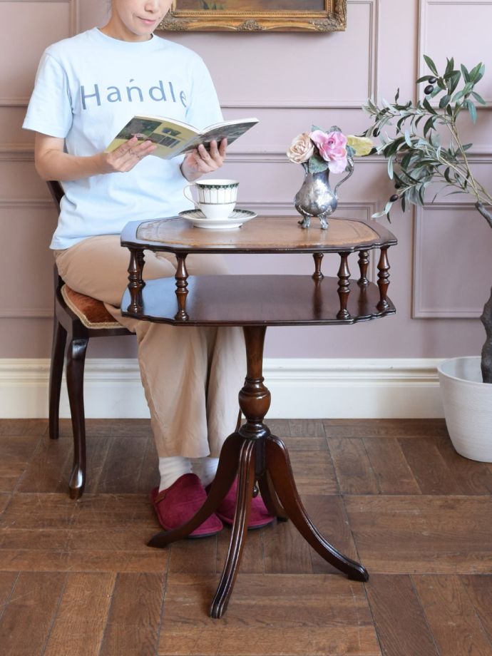 英国アンティークのおしゃれなティーテーブル、トライポット脚のサイド