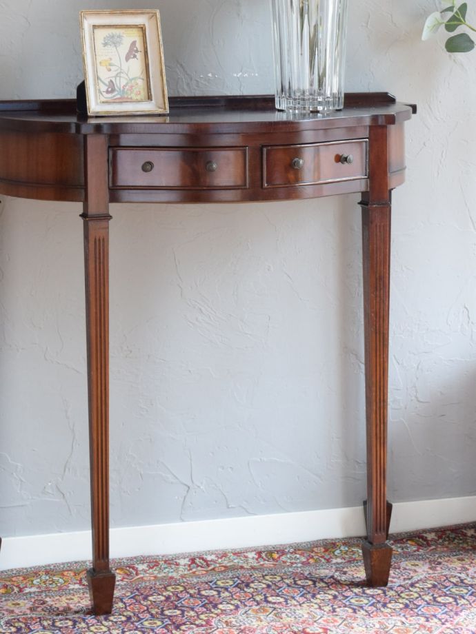 テーパードレッグが美しいコンソールテーブル、ハーフムーン型の