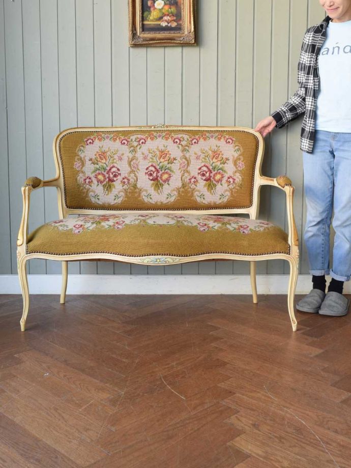 フランスのアンティークソファ、プチポワンの刺繍が美しいおしゃれな