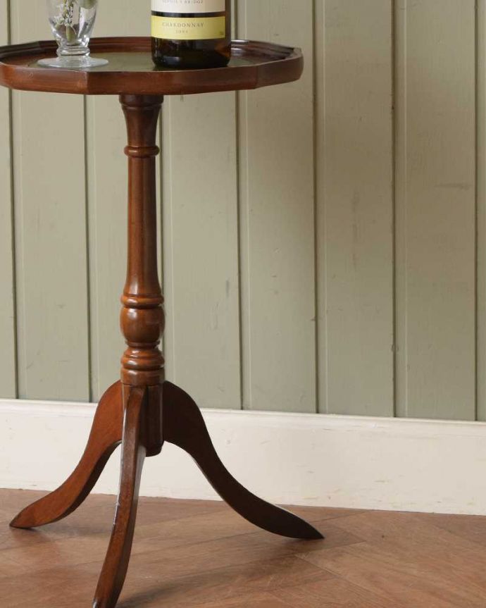 初めてのアンティーク家具にオススメ、グリーンの革張りのワイン