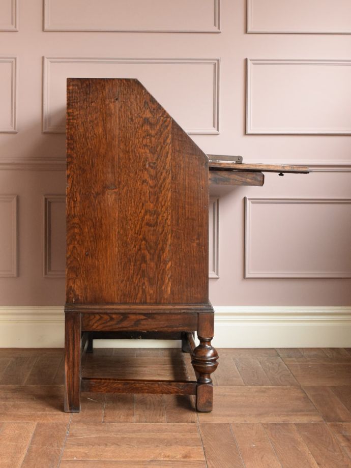 彫刻が美しいライティングビューロー、 英国アンティークの収納付き