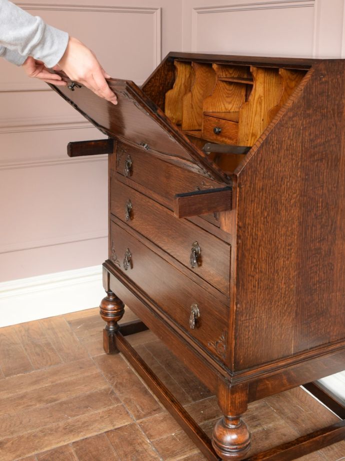 彫刻が美しいライティングビューロー、 英国アンティークの収納付き