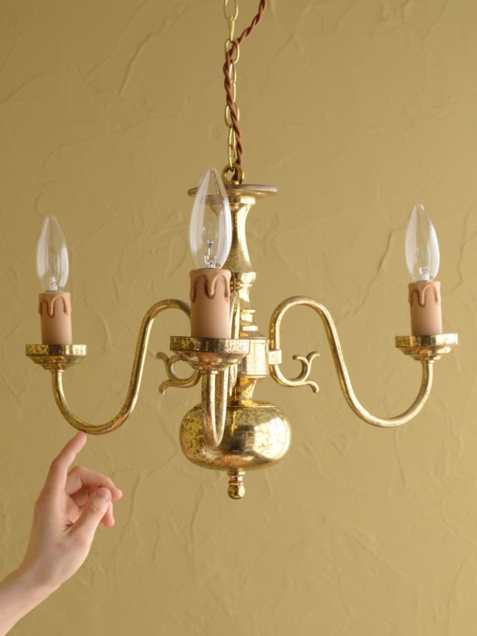 イギリスのアンティーク照明器具、真鍮製のおしゃれな3灯シャンデリア