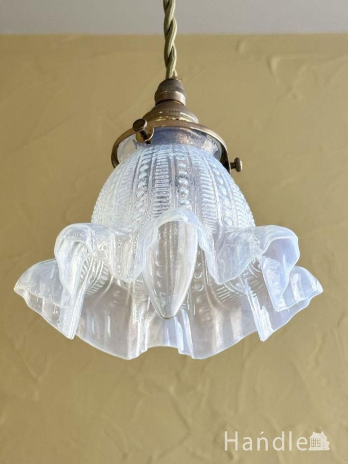 オパールセントガラスが美しいペンダントライト、イギリスから届いた