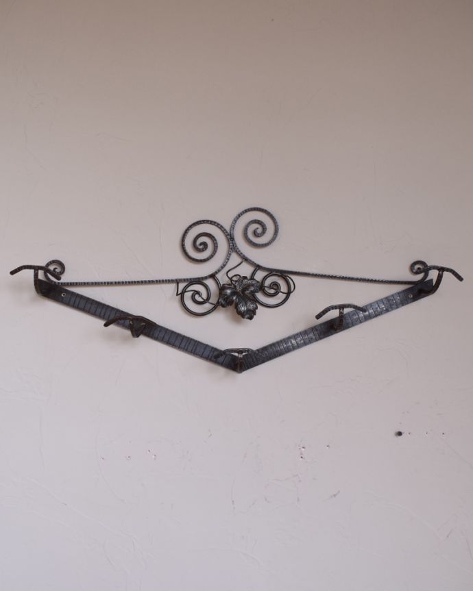 葡萄の葉が素敵なフランス輸入のアイアン製アンティークのハンガー