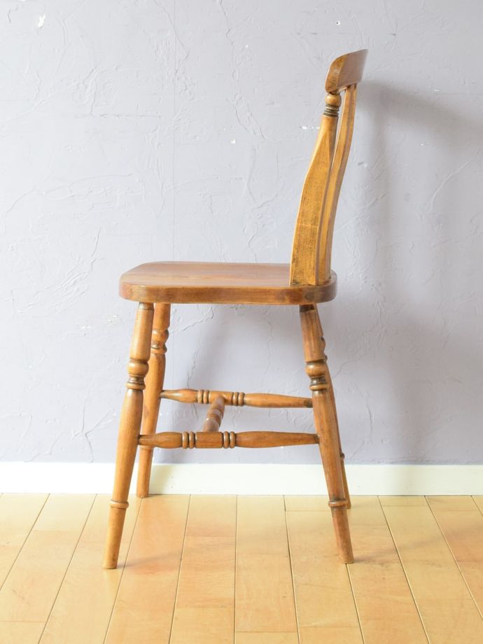 イギリスのアンティークチェア、 あたたかい雰囲気のダイニングチェア