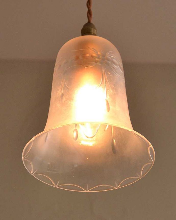 お花の模様が浮かびあがるアンティークの照明、イギリスから届いた