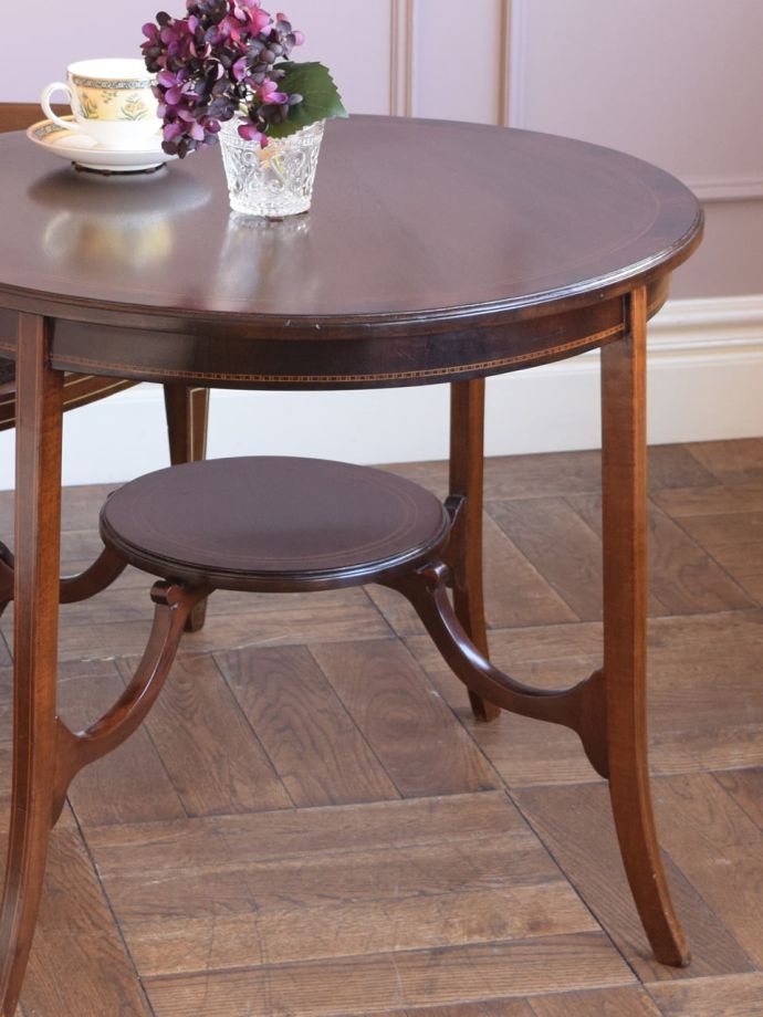 イギリスから届いたアンティークのローテーブル、マホガニー材の上品な