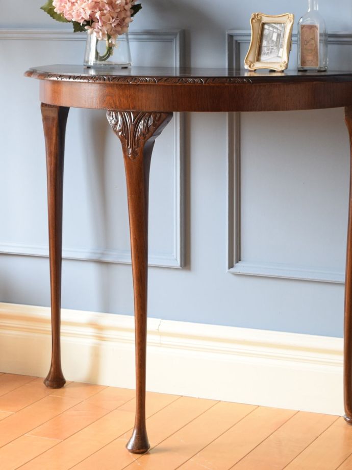 英国から届いたおしゃれなアンティーク飾り台、ハーフムーン型の美しい