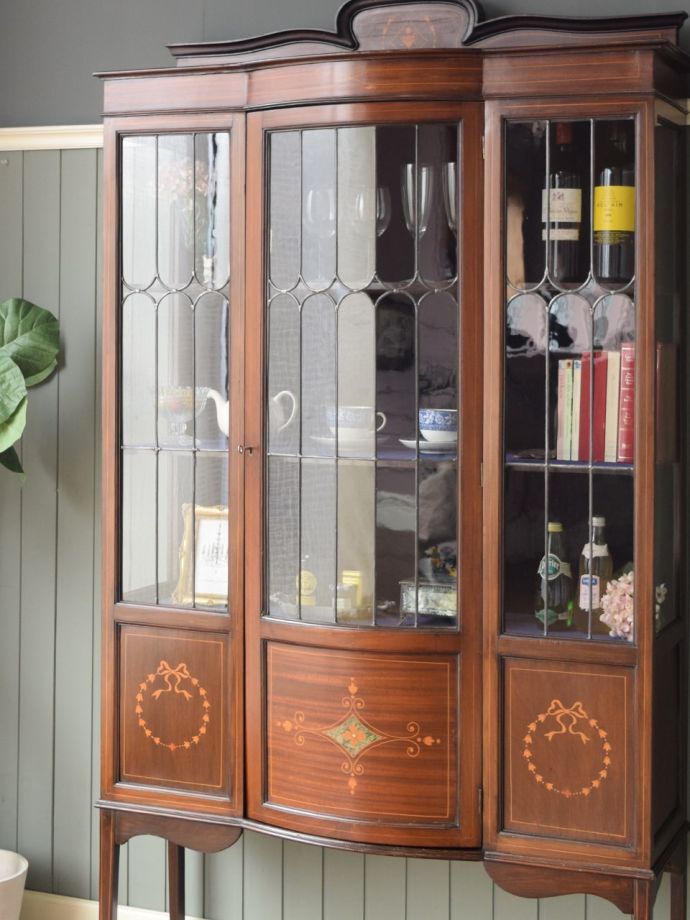 英国アンティークのガラスキャビネット、ステンドグラスが美しい