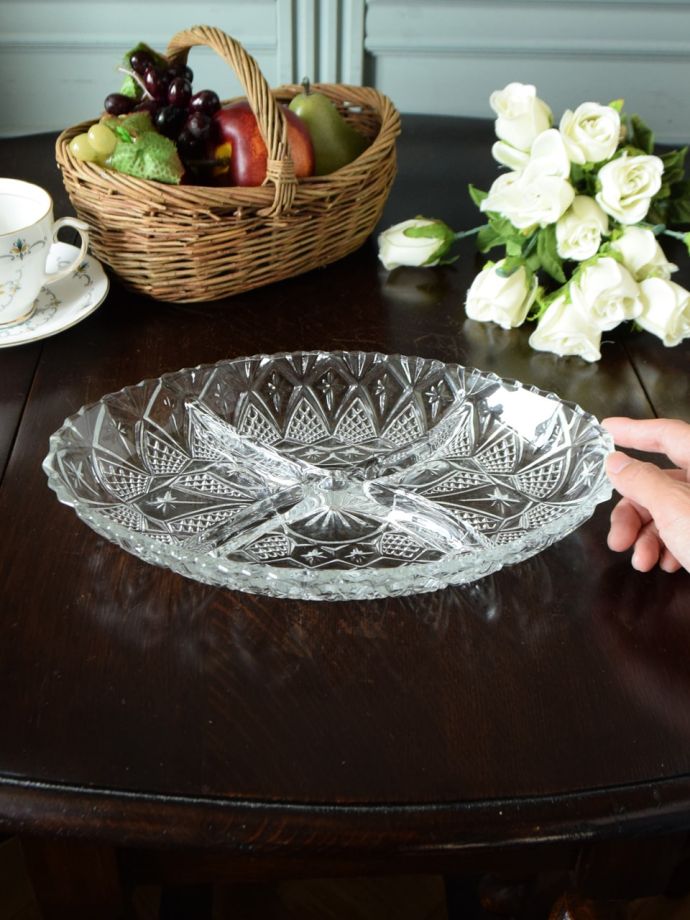 オーバル型のアンティークガラスの器、仕切りが付いたおしゃれな