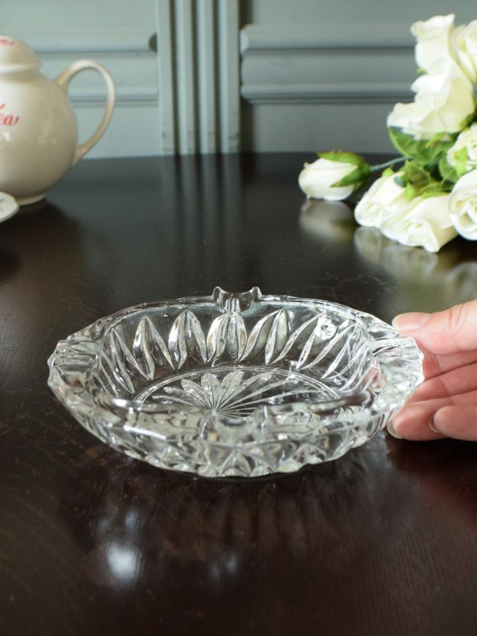 英国アンティークガラスのおしゃれな灰皿、プレスドグラスのアッシュ