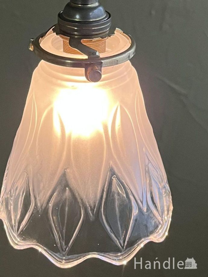 リーフの模様が美しいフロストガラスシェードのペンダントライト