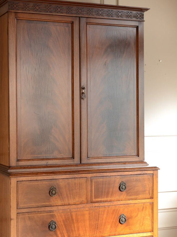 英国アンティークのキャビネット、杢目が美しい高級感のあるカップ