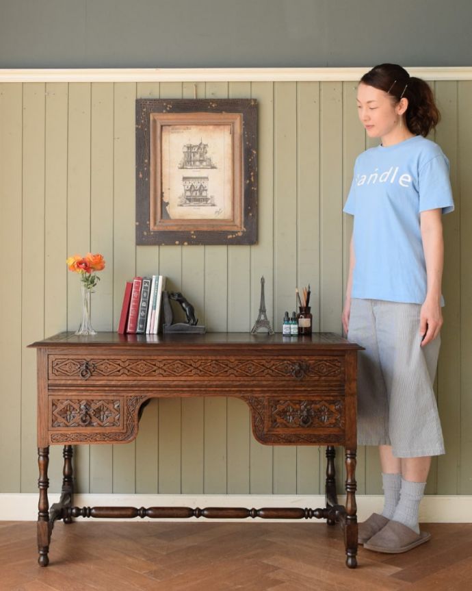 英国アンティークのおしゃれな書斎机、お花の彫刻がたっぷり入った