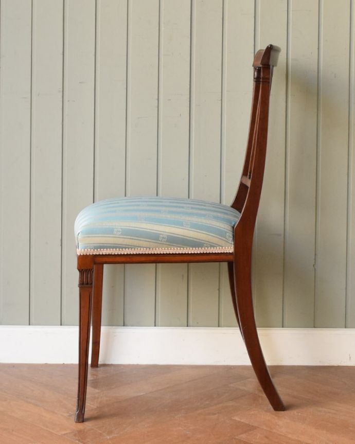 英国アンティークの椅子、立体的な透かし彫りが美しいマホガニー材の