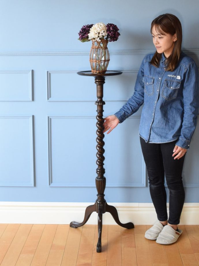 英国から届いたおしゃれなアンティークの花台、ツイスト足が美しい