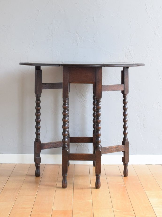 イギリスから届いたアンティークの伸長式テーブル、天板の彫りが美しい