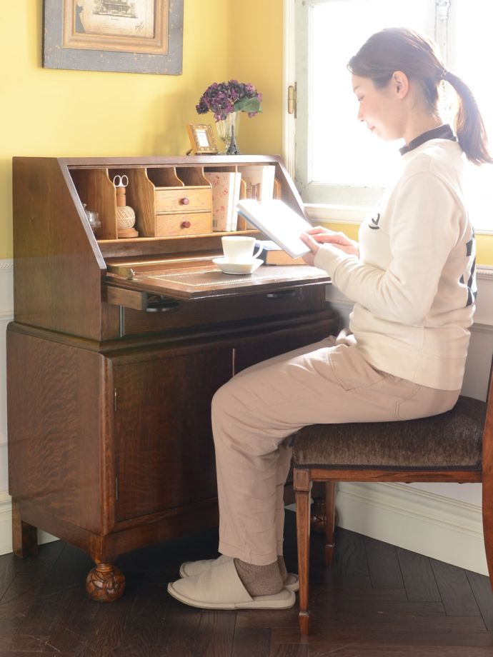 イギリスから届いたオーク材の収納付きデスク、彫がたっぷり入った