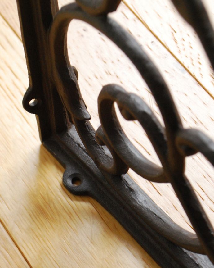 アンティーク風の棚受け、蔦モチーフのアイアンブラケット（33cm）ビス