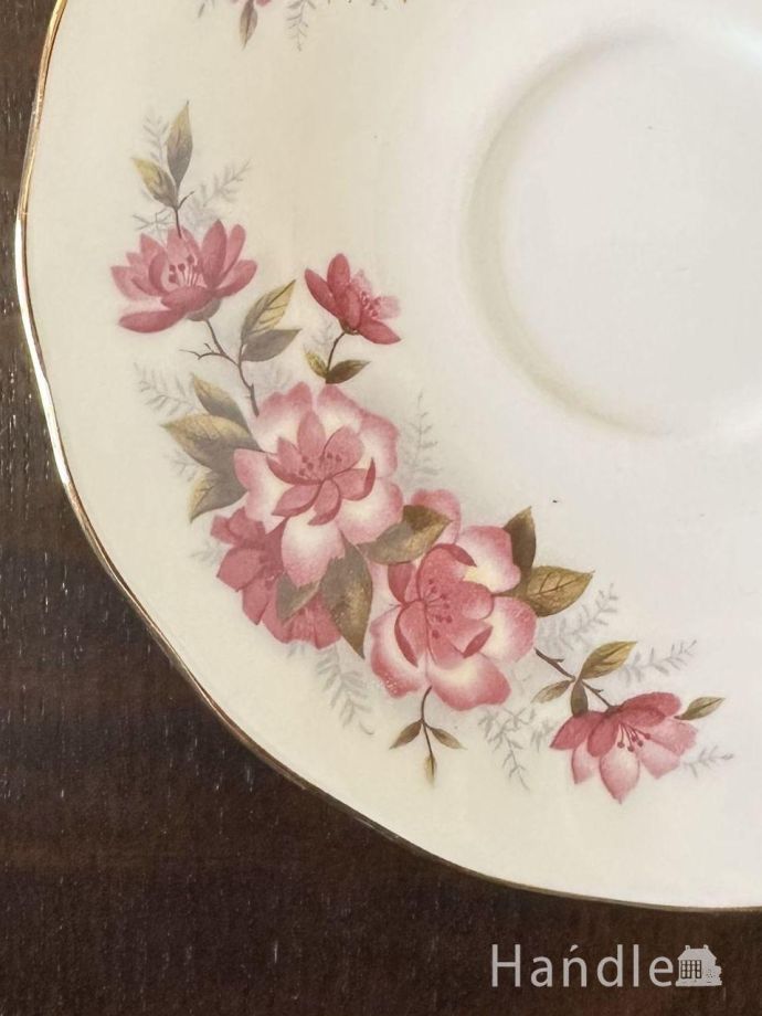 ピンク色の八重桜が描かれたアンティークの食器、ロイヤルケント(Royal