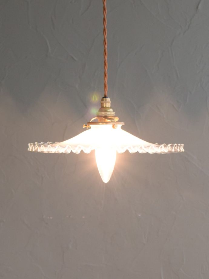 ミルク色のアンティークガラスが可愛いフリルシェードのペンダント