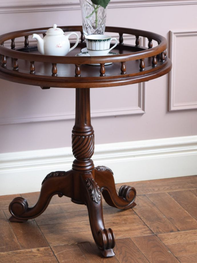 英国アンティーク調のサイドテーブル、天板の装飾がおしゃれなワイン