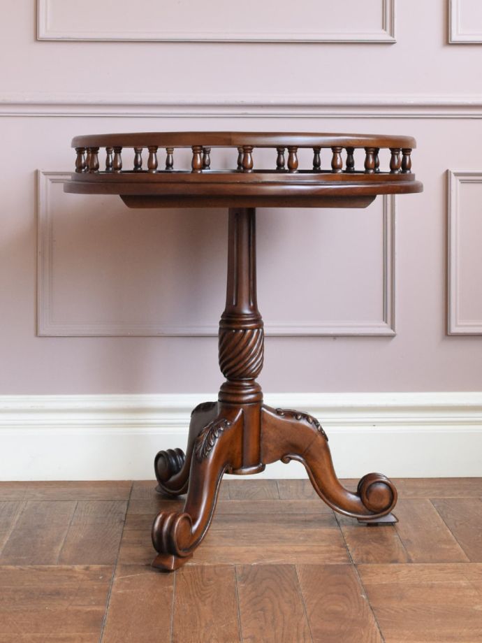 英国アンティーク調のサイドテーブル、天板の装飾がおしゃれなワイン