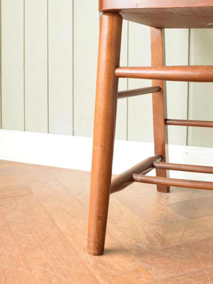 英国アンティークのチャーチチェア、聖書箱が付いたクロスバックの