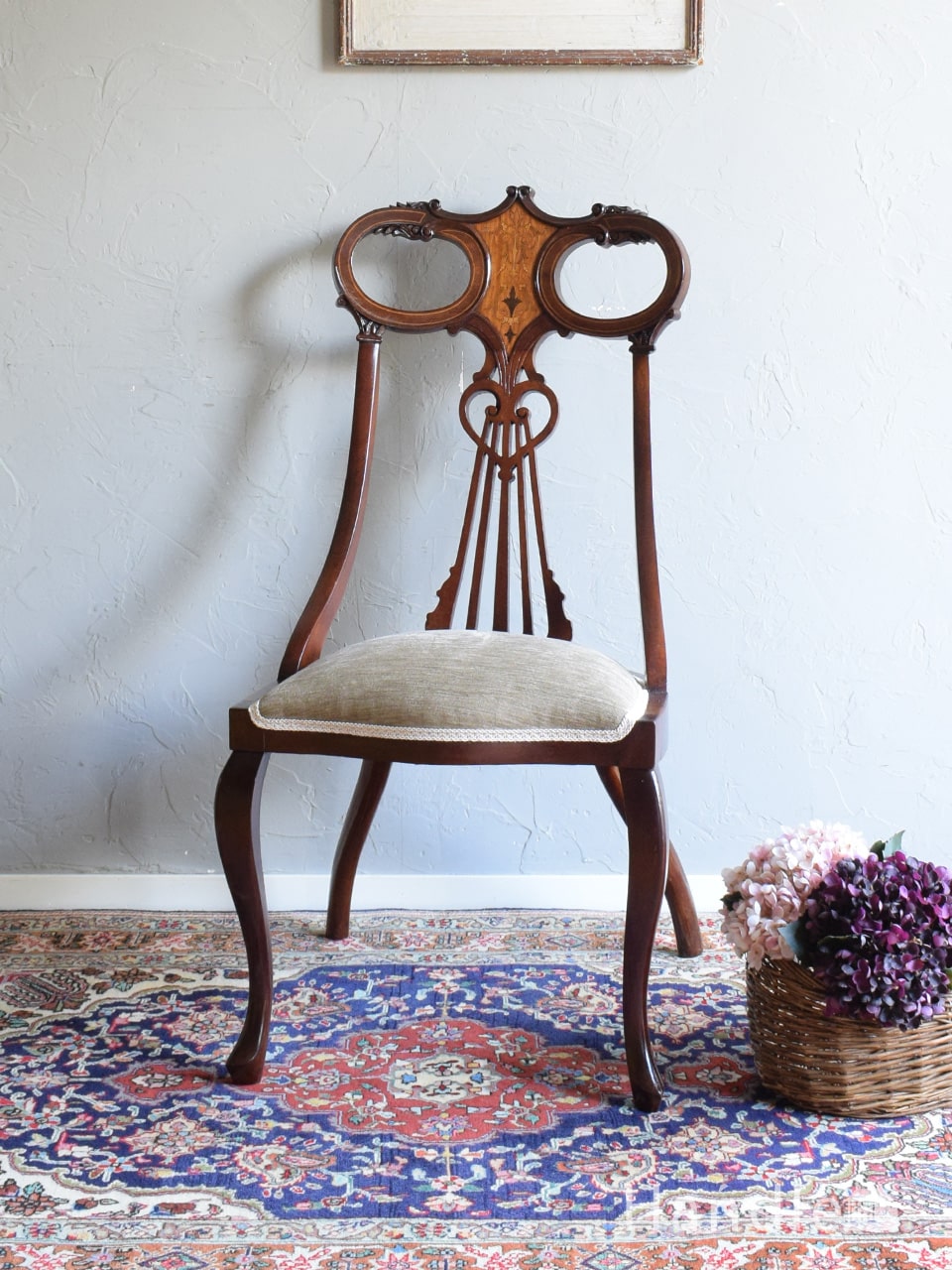 アンティークのチッペンデールチェア、クロウ＆ボール美しいサロン