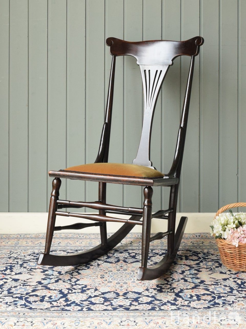 刺繍が美しいプチポワンアームチェア、南仏デザインのアンティークイス