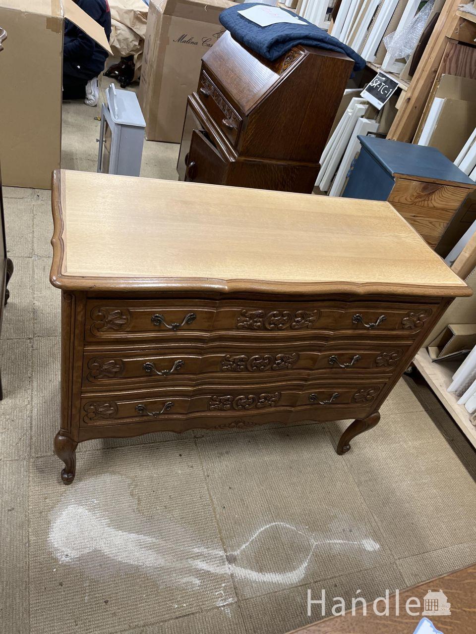 フランスのアンティーク家具、彫が美しい3段チェスト（コモード）(j