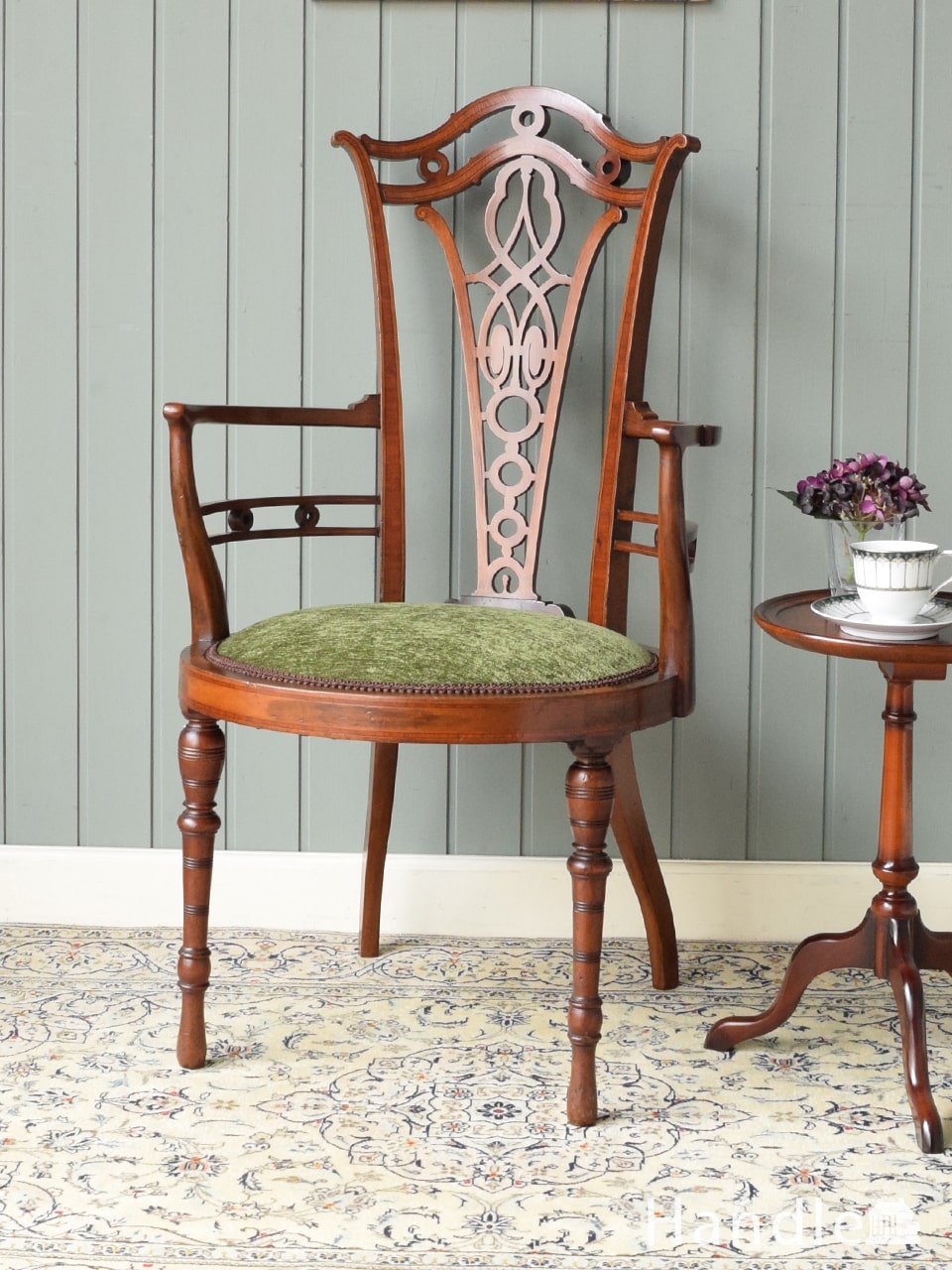 イギリスから届いたアンティークチェア、マホガニー材の美しいアーム