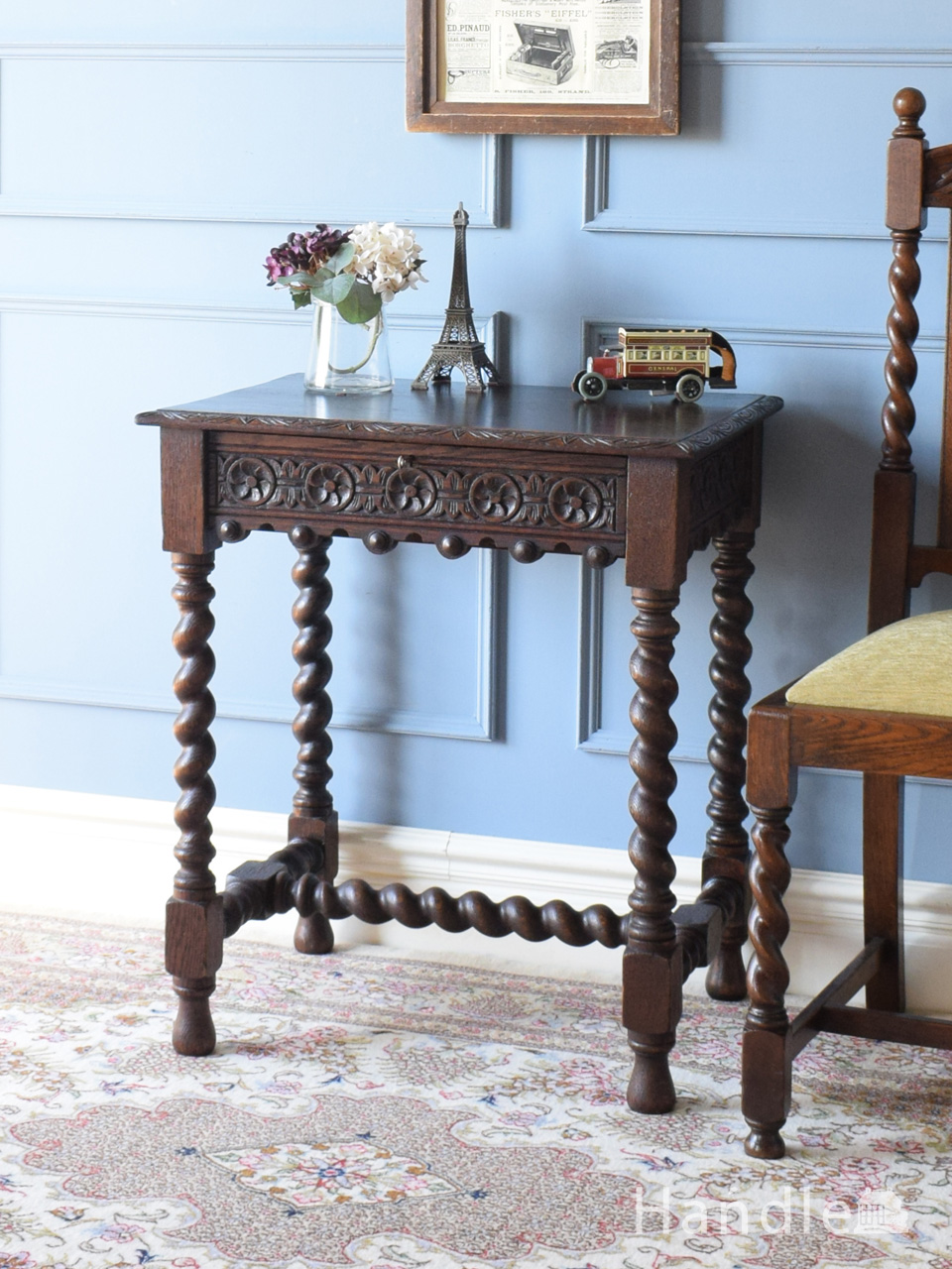 英国のおしゃれなアンティークテーブル、引き出し付きの便利な