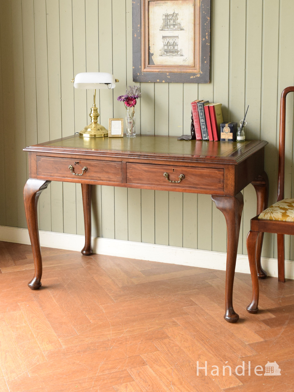 イギリスから届いた美しい書斎机、マホガニー材のアンティーク