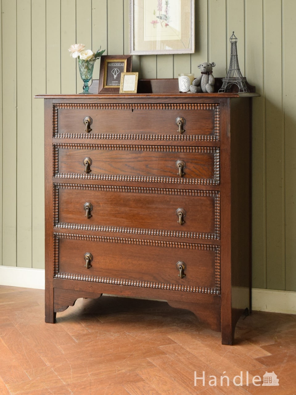 イギリスアンティークのオーク材を使用した4段チェストワイドです